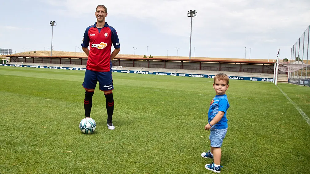 Presentación de Darko Brasanac como nuevo jugador de Osasuna en las instalaciones de Tajonar. IÑIGO ALZUGARAY