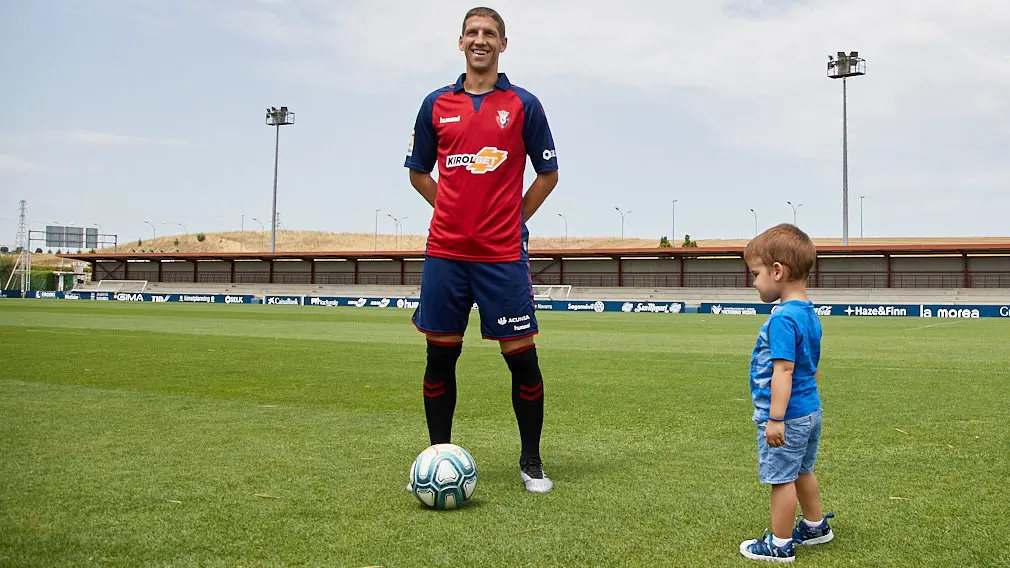 Presentación de Darko Brasanac como nuevo jugador de Osasuna en las instalaciones de Tajonar. IÑIGO ALZUGARAY