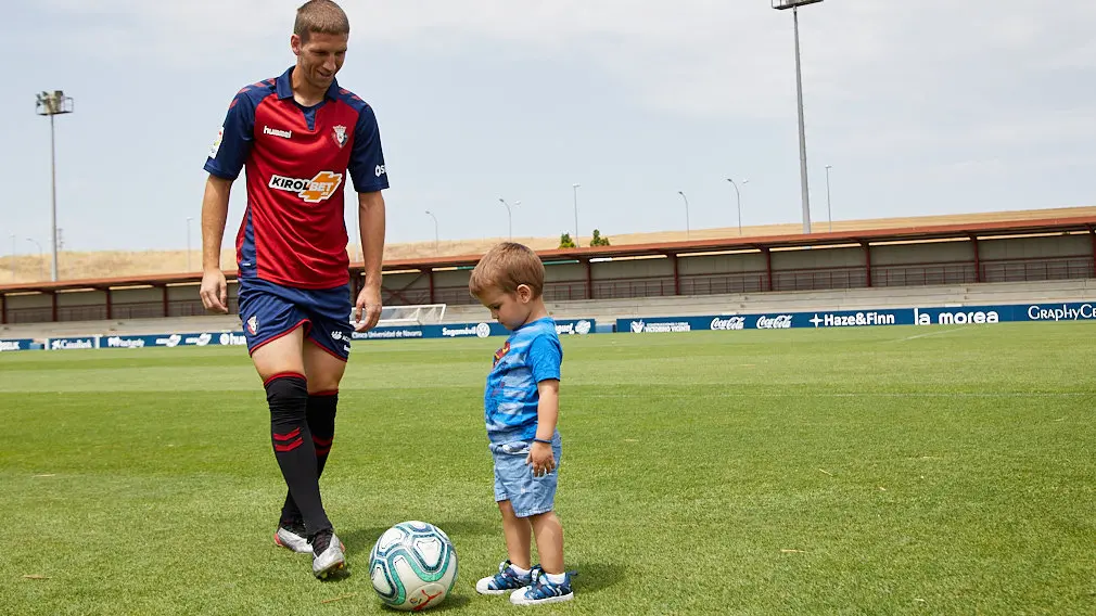 Presentación de Darko Brasanac como nuevo jugador de Osasuna en las instalaciones de Tajonar. IÑIGO ALZUGARAY