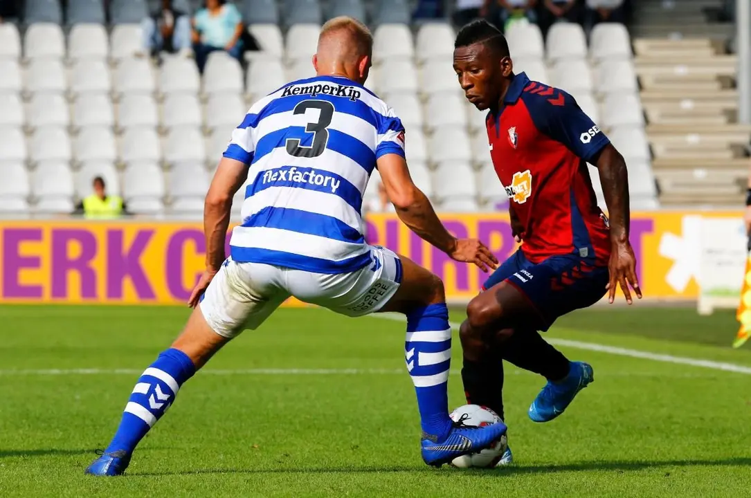 Estupiñan intenta regatear a un rival del De Graafschap DE GRAAFSCHAP