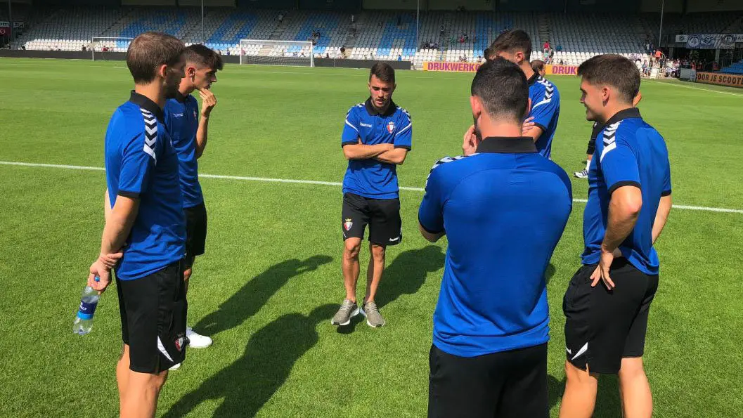 Los jugadores de Osasuna en el césped del estadio De Vijverberg antes del partido ante el De Graafschap OSASUNA