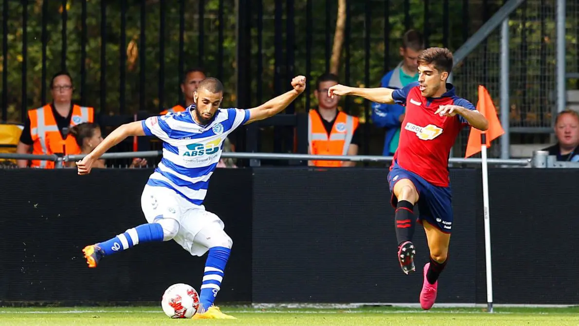 Nacho Vidal, lateral osasunista, presiona a un rival del De Graafschap DE GRAAFSCHAP