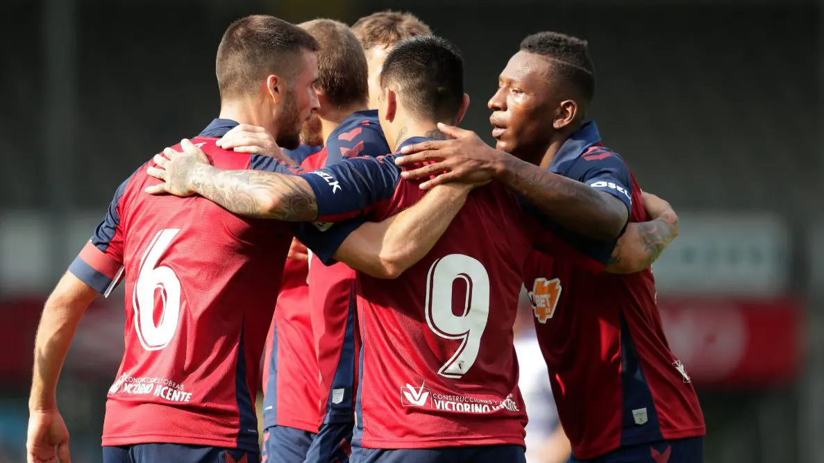 Oier y Estupiñán felicitan a Chimy Ávila por su gol ante el De Graafschap OSASUNA
