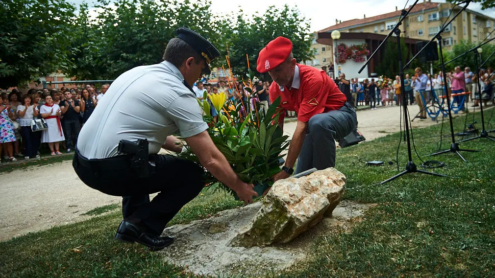 Ofrenda floral ante el monolito "Puerta de la libertad" en recuerdo al subteniente del Ejército Francisco Casanova, asesinado por ETA en el año 2000, acto organizado por "Vecinos de paz". MIGUEL OSÉS