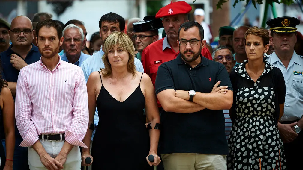 Ofrenda floral ante el monolito "Puerta de la libertad" en recuerdo al subteniente del Ejército Francisco Casanova, asesinado por ETA en el año 2000, acto organizado por "Vecinos de paz". MIGUEL OSÉS