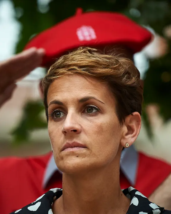 Ofrenda floral ante el monolito "Puerta de la libertad" en recuerdo al subteniente del Ejército Francisco Casanova, asesinado por ETA en el año 2000, acto organizado por "Vecinos de paz". MIGUEL OSÉS