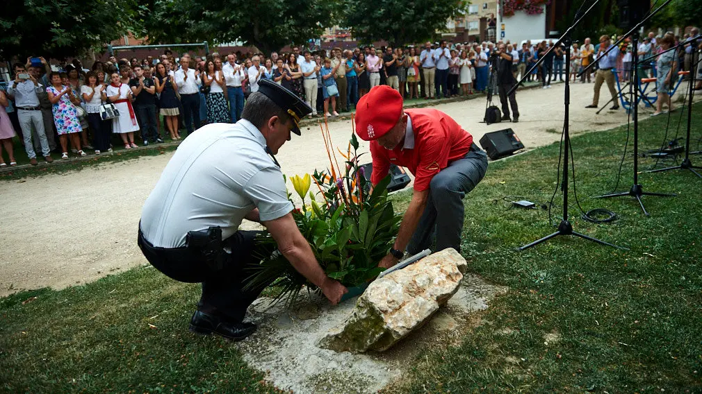 Ofrenda floral ante el monolito "Puerta de la libertad" en recuerdo al subteniente del Ejército Francisco Casanova, asesinado por ETA en el año 2000, acto organizado por "Vecinos de paz". MIGUEL OSÉS