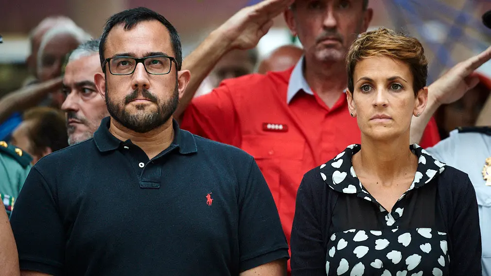 Ofrenda floral ante el monolito "Puerta de la libertad" en recuerdo al subteniente del Ejército Francisco Casanova, asesinado por ETA en el año 2000, acto organizado por "Vecinos de paz". MIGUEL OSÉS