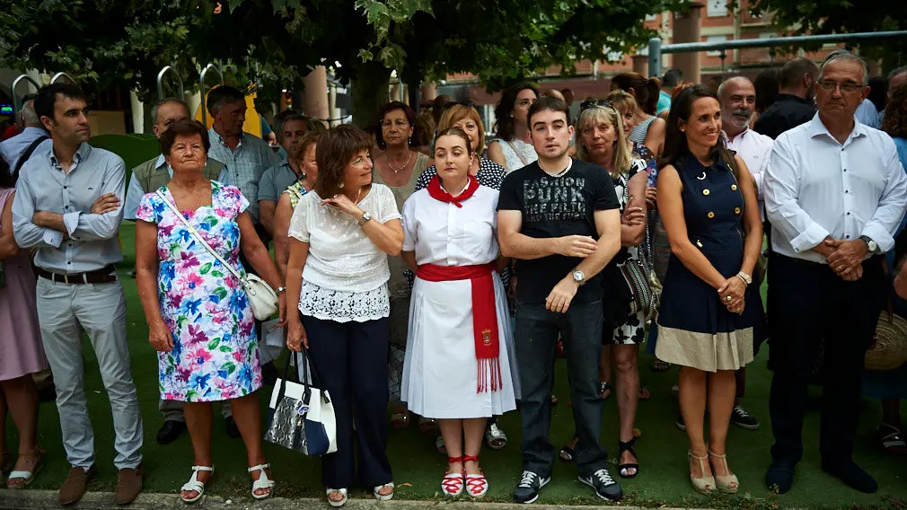 Ofrenda floral ante el monolito "Puerta de la libertad" en recuerdo al subteniente del Ejército Francisco Casanova, asesinado por ETA en el año 2000, acto organizado por "Vecinos de paz". MIGUEL OSÉS