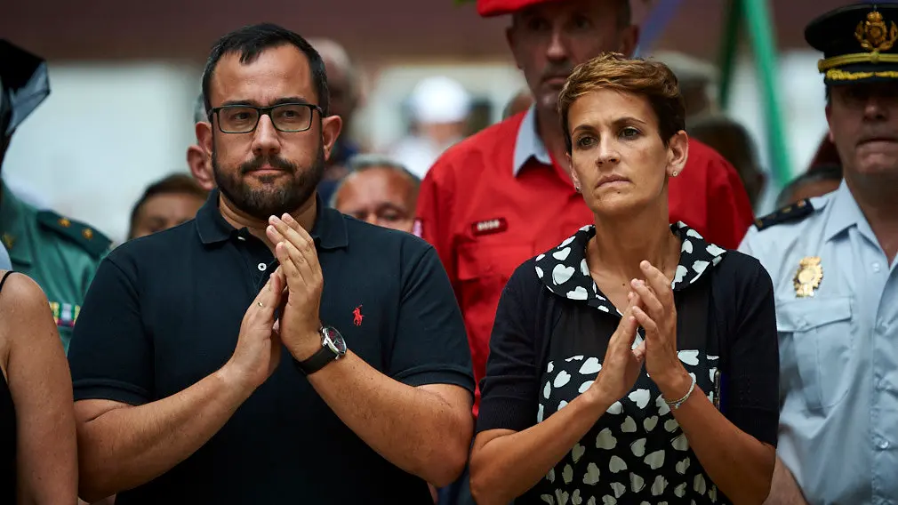 Ofrenda floral ante el monolito "Puerta de la libertad" en recuerdo al subteniente del Ejército Francisco Casanova, asesinado por ETA en el año 2000, acto organizado por "Vecinos de paz". MIGUEL OSÉS