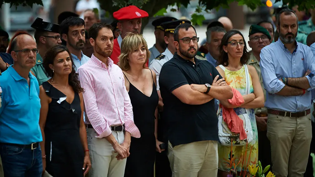 Ofrenda floral ante el monolito "Puerta de la libertad" en recuerdo al subteniente del Ejército Francisco Casanova, asesinado por ETA en el año 2000, acto organizado por "Vecinos de paz". MIGUEL OSÉS