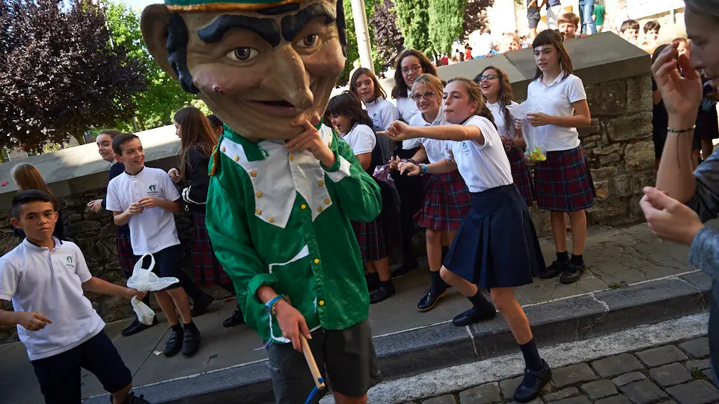 Chupinazo que da comienzo a las fiestas de San Fermín de la Aldapa de 2019. MIGUEL OSÉS
