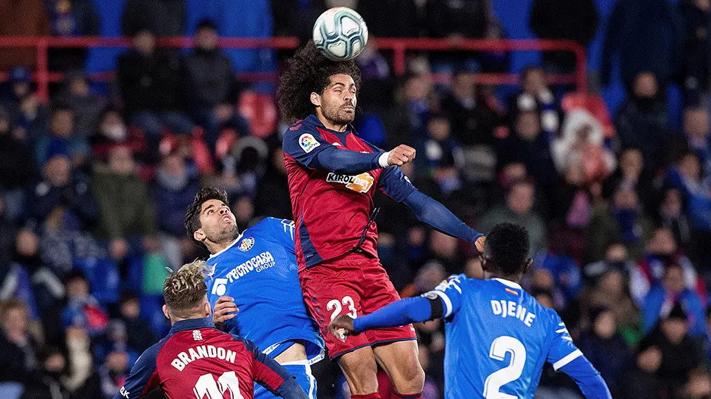 Aridane despeja un balón de cabeza en el Getafe - Osasuna. EFE.