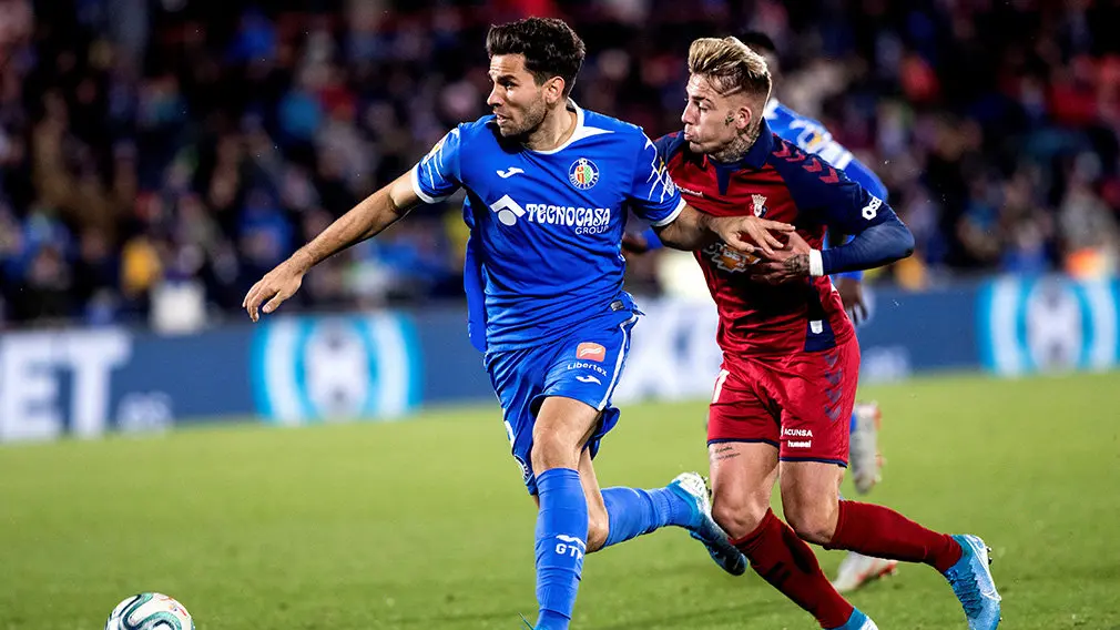 Brandon Thomas en pugna por el balón en el Getafe - Osasuna. EFE.