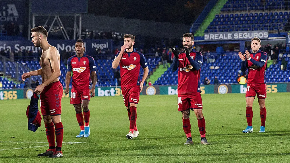 Los jugadores de Osasuna saludan a la afición rojilla en Getafe. EFE.