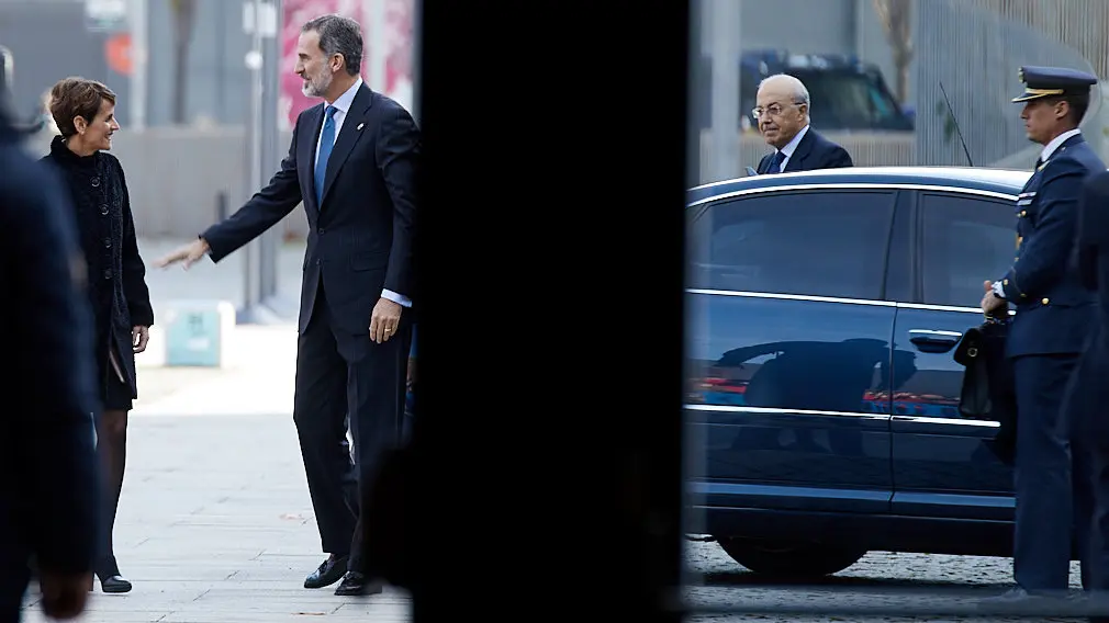 El Rey Felipe VI de Borbón entrega en Baluarte la Medalla de Oro de la CEN al empresario Manuel Torres. IÑIGO ALZUGARAY