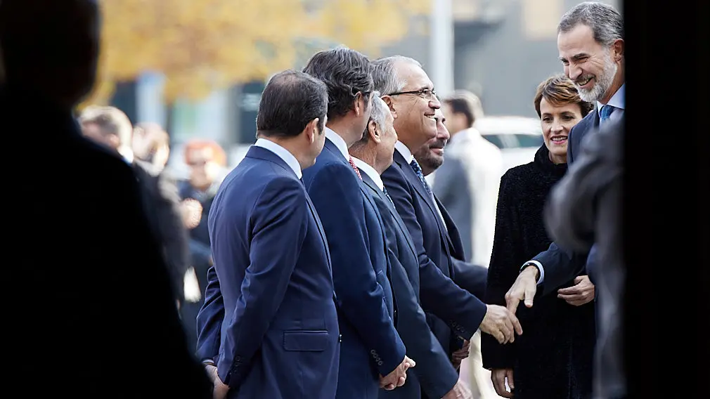 El Rey Felipe VI de Borbón entrega en Baluarte la Medalla de Oro de la CEN al empresario Manuel Torres. IÑIGO ALZUGARAY