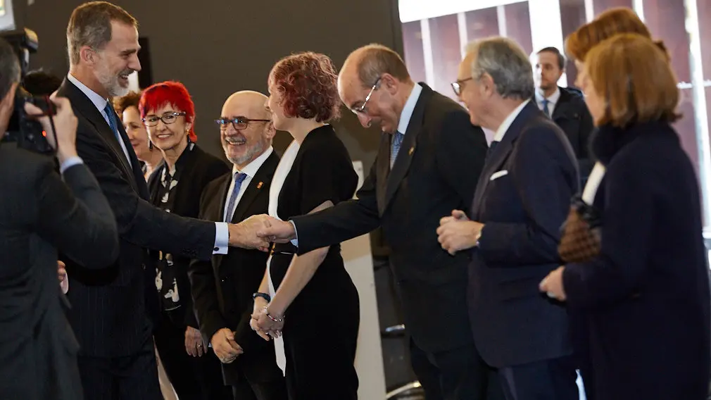 El Rey Felipe VI de Borbón entrega en Baluarte la Medalla de Oro de la CEN al empresario Manuel Torres. IÑIGO ALZUGARAY