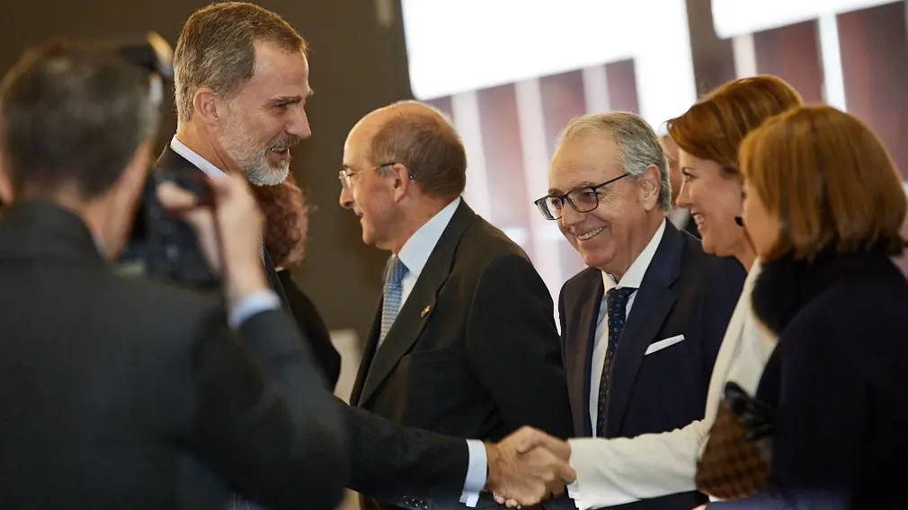 El Rey Felipe VI de Borbón entrega en Baluarte la Medalla de Oro de la CEN al empresario Manuel Torres. IÑIGO ALZUGARAY