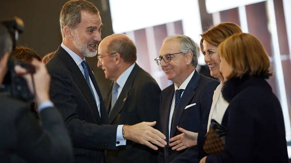 El Rey Felipe VI de Borbón entrega en Baluarte la Medalla de Oro de la CEN al empresario Manuel Torres. IÑIGO ALZUGARAY