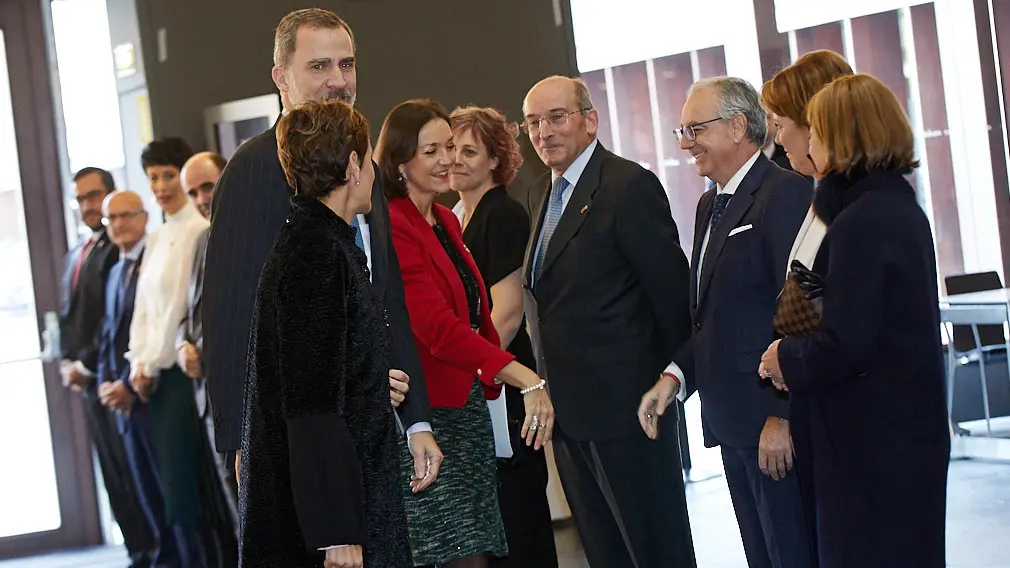 El Rey Felipe VI de Borbón entrega en Baluarte la Medalla de Oro de la CEN al empresario Manuel Torres. IÑIGO ALZUGARAY