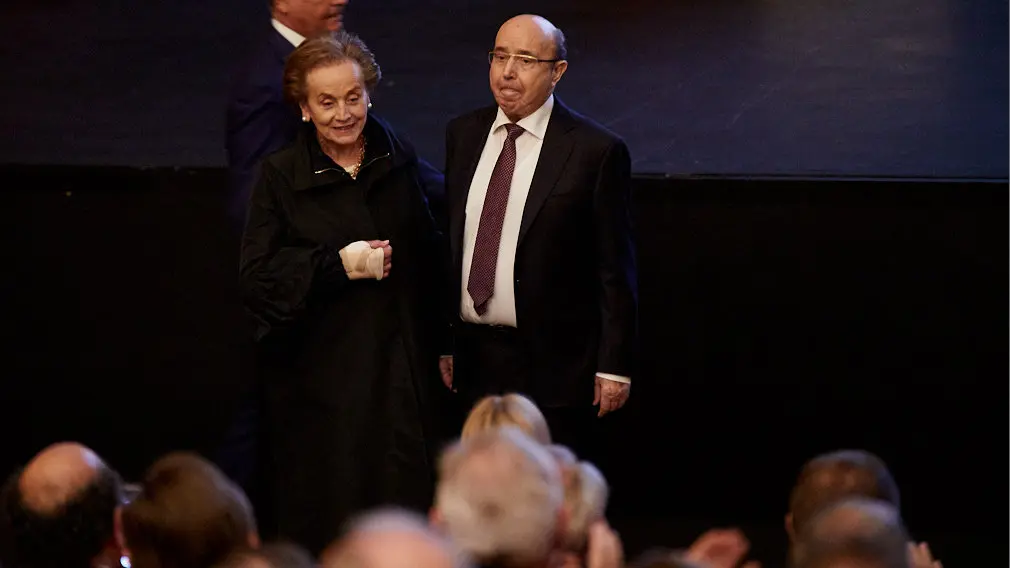 El Rey Felipe VI de Borbón entrega en Baluarte la Medalla de Oro de la CEN al empresario Manuel Torres. IÑIGO ALZUGARAY