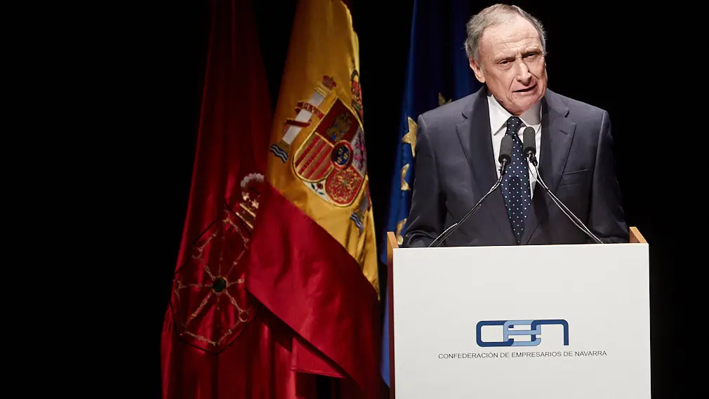 El Rey Felipe VI de Borbón entrega en Baluarte la Medalla de Oro de la CEN al empresario Manuel Torres. IÑIGO ALZUGARAY
