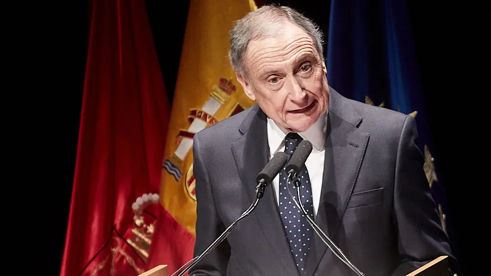 El Rey Felipe VI de Borbón entrega en Baluarte la Medalla de Oro de la CEN al empresario Manuel Torres. IÑIGO ALZUGARAY