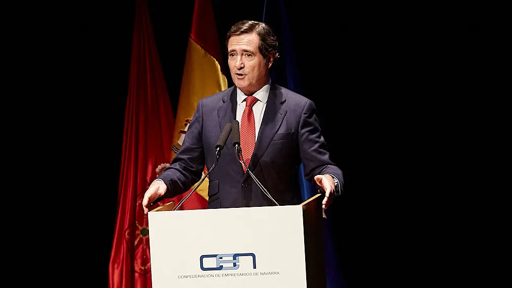 El Rey Felipe VI de Borbón entrega en Baluarte la Medalla de Oro de la CEN al empresario Manuel Torres. IÑIGO ALZUGARAY