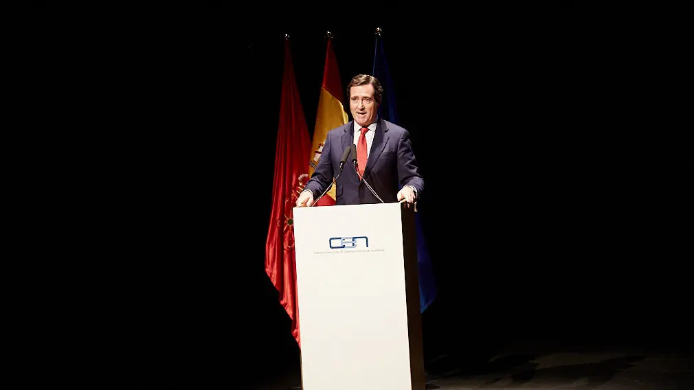 El Rey Felipe VI de Borbón entrega en Baluarte la Medalla de Oro de la CEN al empresario Manuel Torres. IÑIGO ALZUGARAY