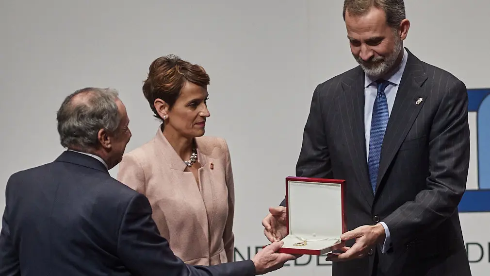 El Rey Felipe VI de Borbón entrega en Baluarte la Medalla de Oro de la CEN al empresario Manuel Torres. IÑIGO ALZUGARAY