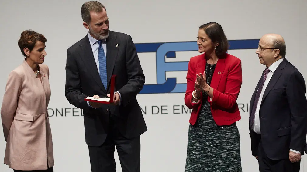 El Rey Felipe VI de Borbón entrega en Baluarte la Medalla de Oro de la CEN al empresario Manuel Torres. IÑIGO ALZUGARAY