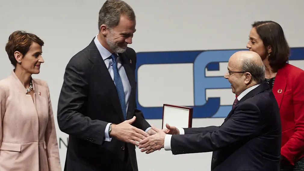 El Rey Felipe VI de Borbón entrega en Baluarte la Medalla de Oro de la CEN al empresario Manuel Torres. IÑIGO ALZUGARAY