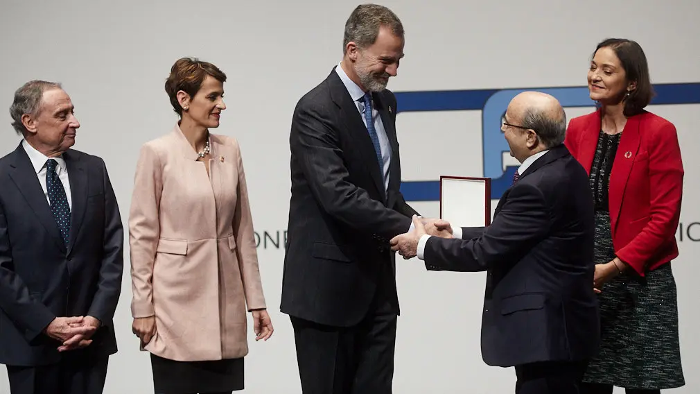 El Rey Felipe VI de Borbón entrega en Baluarte la Medalla de Oro de la CEN al empresario Manuel Torres. IÑIGO ALZUGARAY