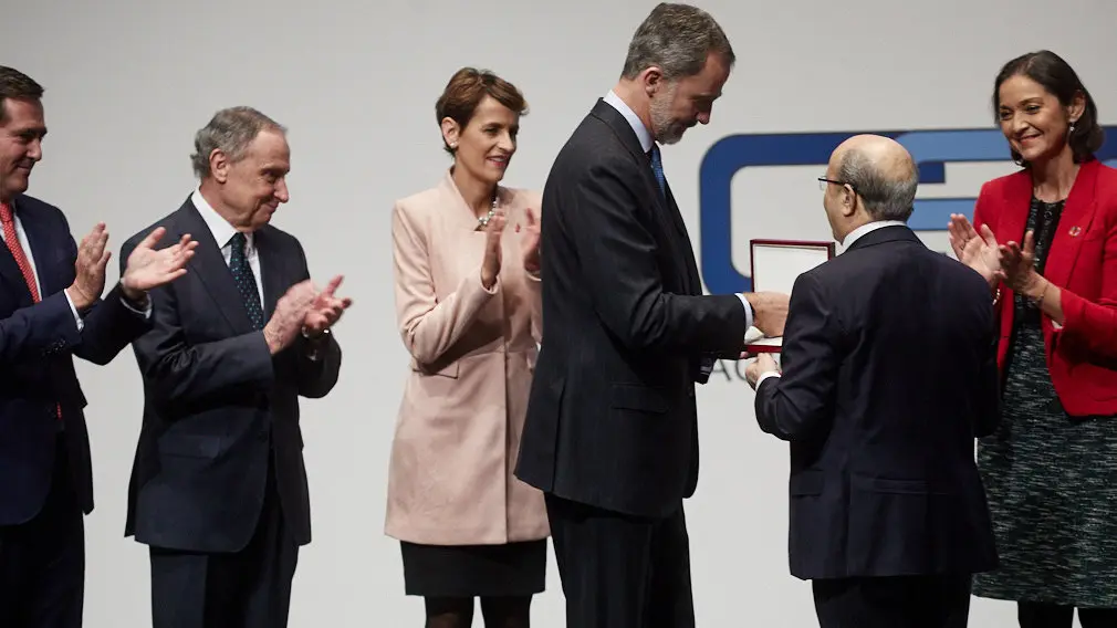 El Rey Felipe VI de Borbón entrega en Baluarte la Medalla de Oro de la CEN al empresario Manuel Torres. IÑIGO ALZUGARAY