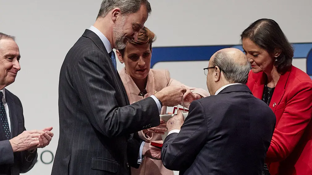 El Rey Felipe VI de Borbón entrega en Baluarte la Medalla de Oro de la CEN al empresario Manuel Torres. IÑIGO ALZUGARAY