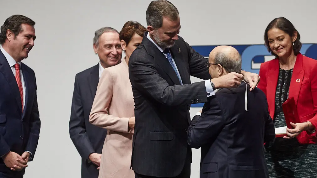 El Rey Felipe VI de Borbón entrega en Baluarte la Medalla de Oro de la CEN al empresario Manuel Torres. IÑIGO ALZUGARAY