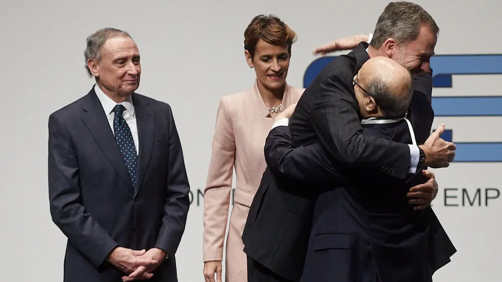 El Rey Felipe VI de Borbón entrega en Baluarte la Medalla de Oro de la CEN al empresario Manuel Torres. IÑIGO ALZUGARAY