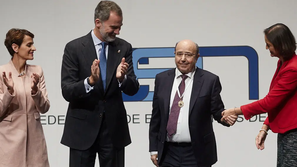 El Rey Felipe VI de Borbón entrega en Baluarte la Medalla de Oro de la CEN al empresario Manuel Torres. IÑIGO ALZUGARAY