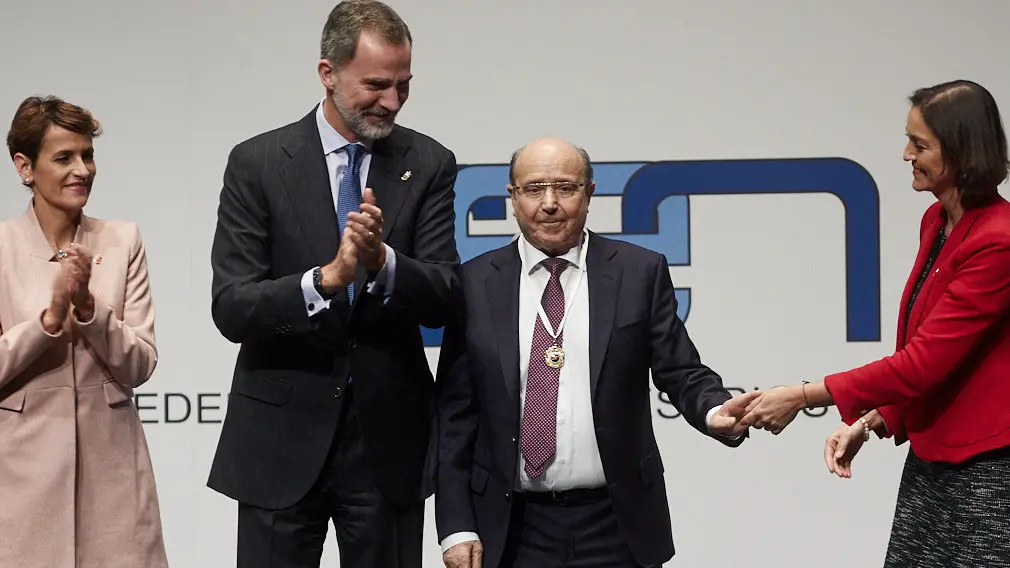 El Rey Felipe VI de Borbón entrega en Baluarte la Medalla de Oro de la CEN al empresario Manuel Torres. IÑIGO ALZUGARAY