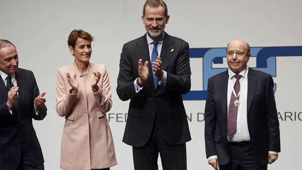 El Rey Felipe VI de Borbón entrega en Baluarte la Medalla de Oro de la CEN al empresario Manuel Torres. IÑIGO ALZUGARAY