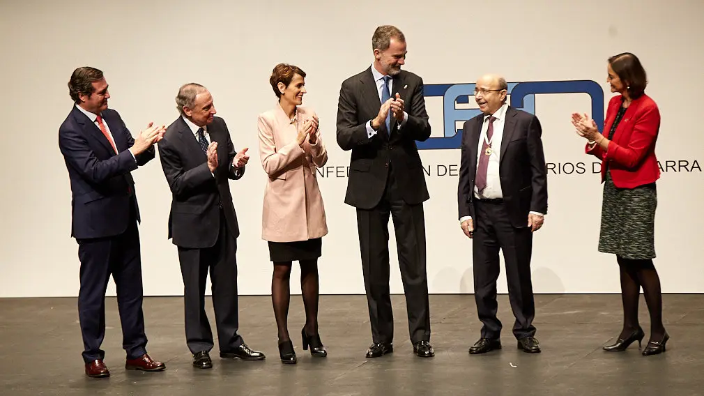 El Rey Felipe VI de Borbón entrega en Baluarte la Medalla de Oro de la CEN al empresario Manuel Torres. IÑIGO ALZUGARAY