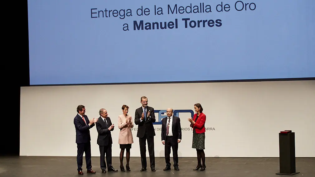El Rey Felipe VI de Borbón entrega en Baluarte la Medalla de Oro de la CEN al empresario Manuel Torres. IÑIGO ALZUGARAY
