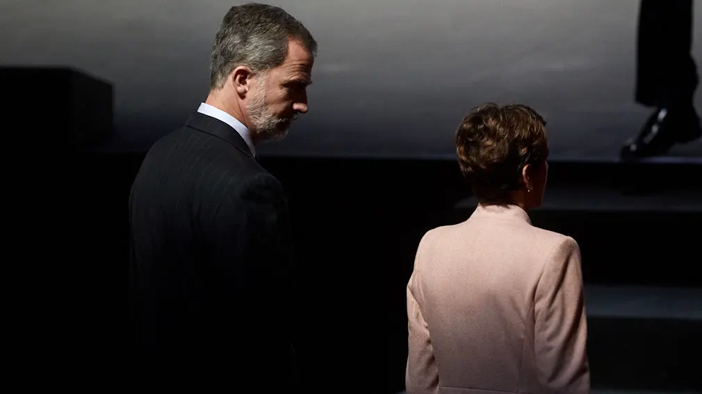 El Rey Felipe VI de Borbón entrega en Baluarte la Medalla de Oro de la CEN al empresario Manuel Torres. IÑIGO ALZUGARAY