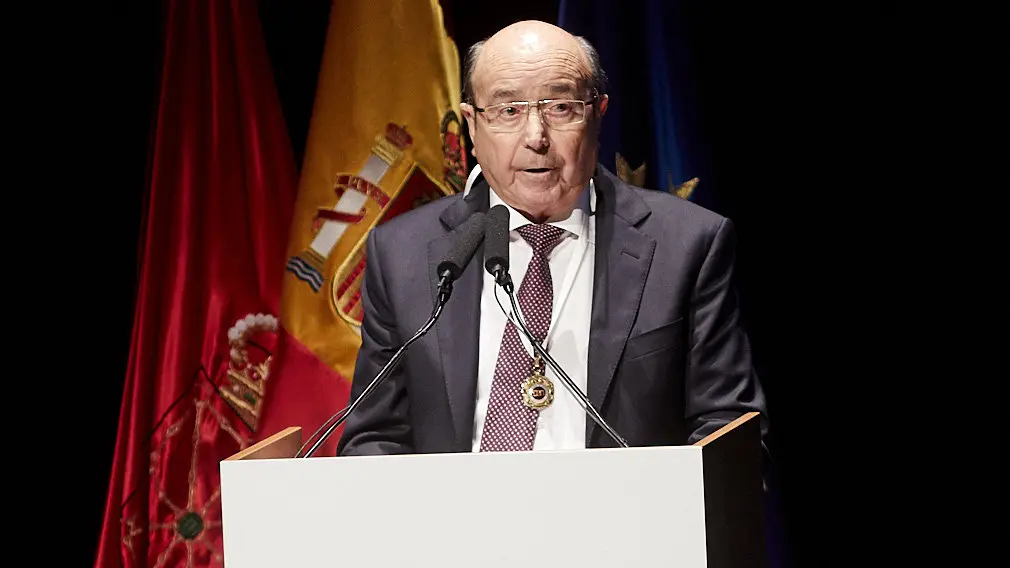 El Rey Felipe VI de Borbón entrega en Baluarte la Medalla de Oro de la CEN al empresario Manuel Torres. IÑIGO ALZUGARAY