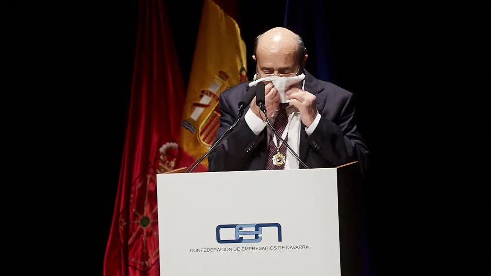 El Rey Felipe VI de Borbón entrega en Baluarte la Medalla de Oro de la CEN al empresario Manuel Torres. IÑIGO ALZUGARAY