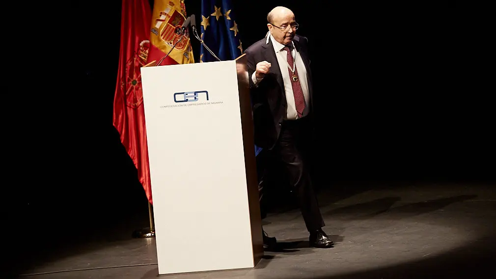 El Rey Felipe VI de Borbón entrega en Baluarte la Medalla de Oro de la CEN al empresario Manuel Torres. IÑIGO ALZUGARAY