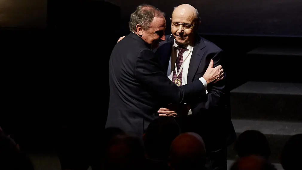 El Rey Felipe VI de Borbón entrega en Baluarte la Medalla de Oro de la CEN al empresario Manuel Torres. IÑIGO ALZUGARAY