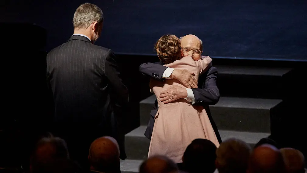 El Rey Felipe VI de Borbón entrega en Baluarte la Medalla de Oro de la CEN al empresario Manuel Torres. IÑIGO ALZUGARAY