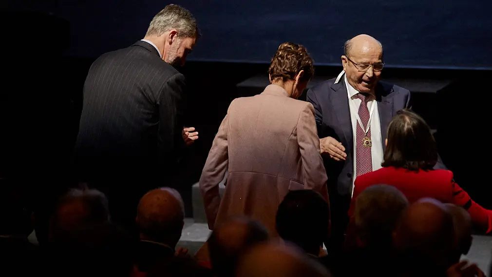 El Rey Felipe VI de Borbón entrega en Baluarte la Medalla de Oro de la CEN al empresario Manuel Torres. IÑIGO ALZUGARAY